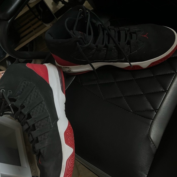 Men's Jordan Max Aura Black/Gym Red 9/10 - Picture 7 of 9